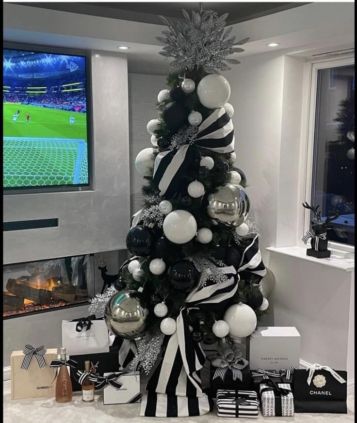 15 Black Christmas Tree Decoration Stylish Ideas you have to Try